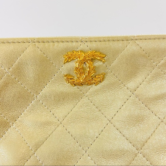 Large Chanel O Case - Picture 5 of 8